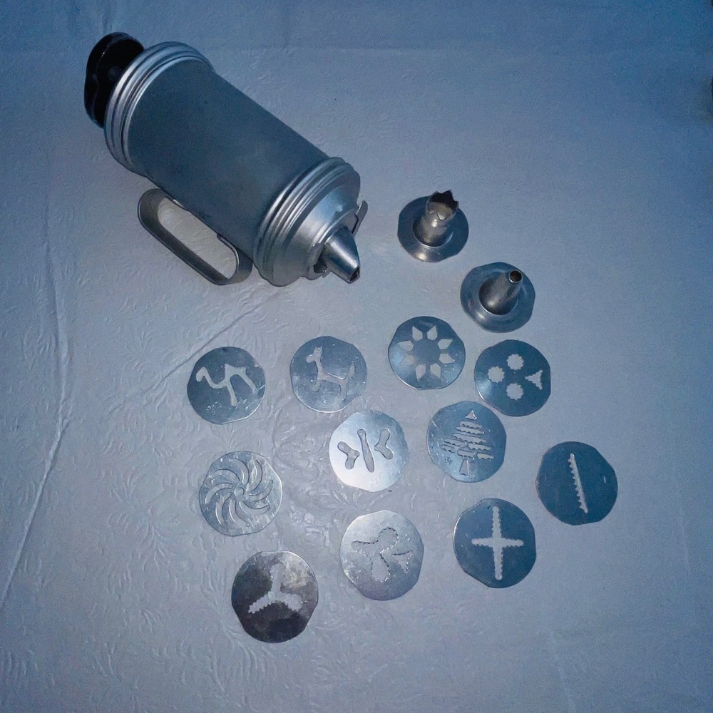 Vintage Mirro Aluminum Cookie Press Pastry Decorator Set Discs Tips USA